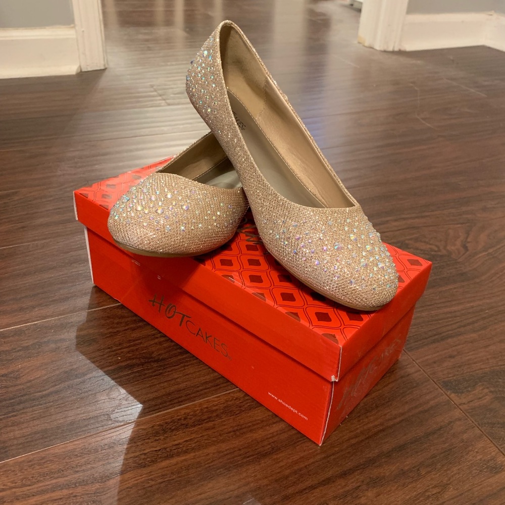 🎉HP🎉 NIB Hot Cakes Gold and Iridescent Flats